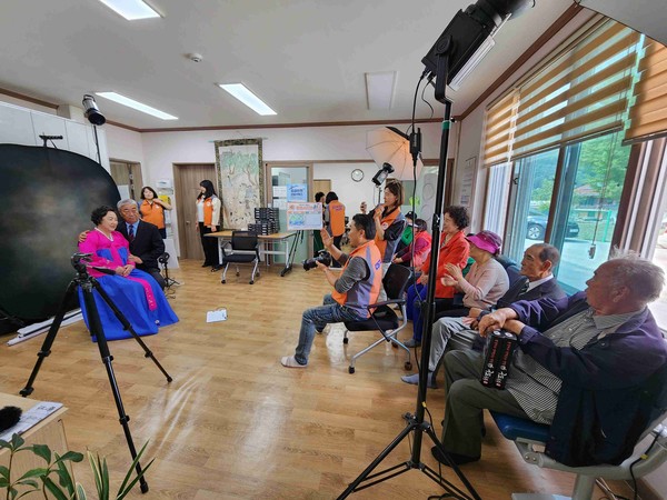 지난달 18일부터 7주간 강원도 등 13개 마을에서 한국전력공사가 실시한 '찾아가는 청춘 사진관' 활동의 모습. 사진=한국전력공사 제공