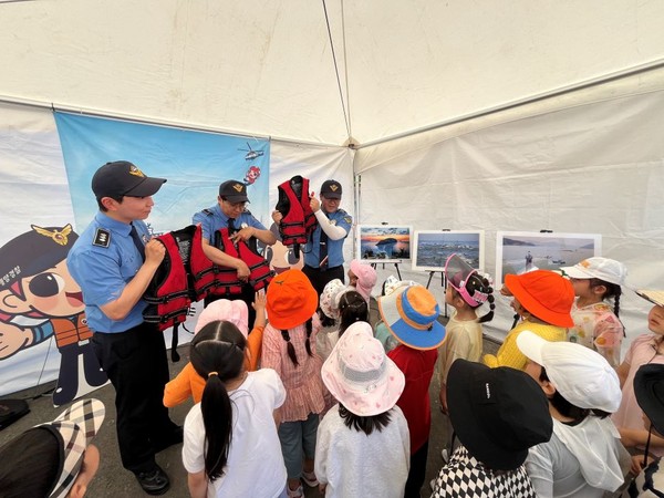 해양안전문화 확산을 위한 홍보부스 운영 / 사진 = 완도해양경찰