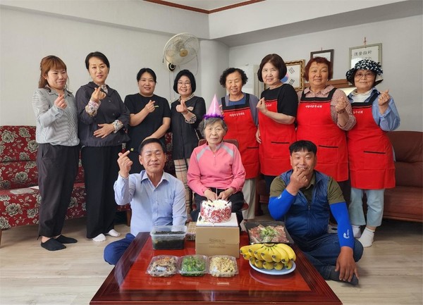 장수어르신 생신상 / 사진 = 장흥군