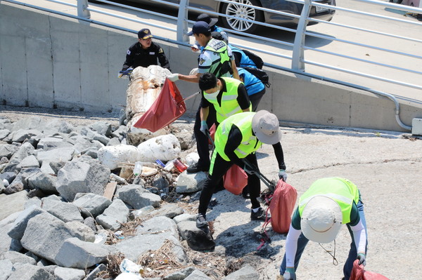 연안 정화활동 / 사진 = 여수해양경찰
