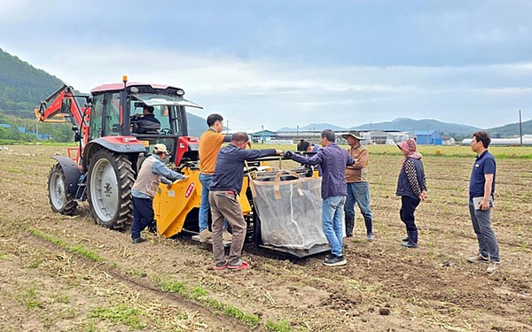 마늘 수확기 시연회 / 사진 = 장흥군