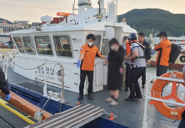 섬지역 임산부 새벽 진통 긴급 이송 / 사진 = 여수해양경찰