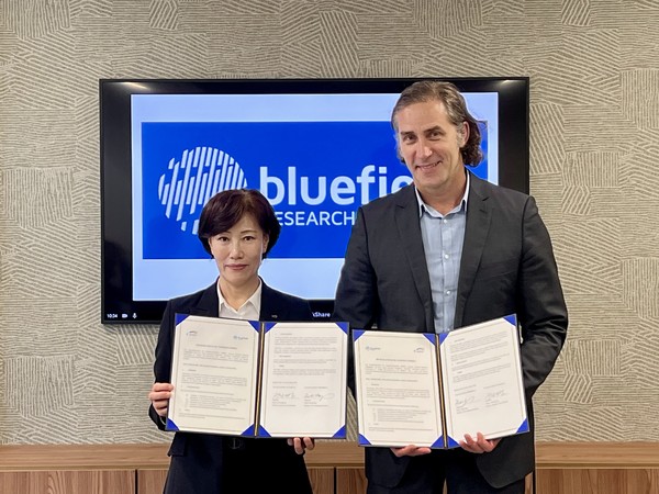 지난달 31일 스페인 바르셀로나에서 구자영 한국수자원공사 기획부문장과 키스 헤이즈 블루필드리서치 부사장이 업무협약 체결 기념 사진을 찍는 모습. 사진=한국수자원공사 제공