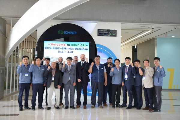 지난 3일부터 4일까지 이틀간 한국수력원자력 중앙연구원에서 열린 ‘미국 전력연구소(EPRI) 프로그램 비파괴검사분야 기술교류 워크숍’에서 참석자들이 단체 기념 사진을 찍는 모습. 사진=한국수력원자력 제공