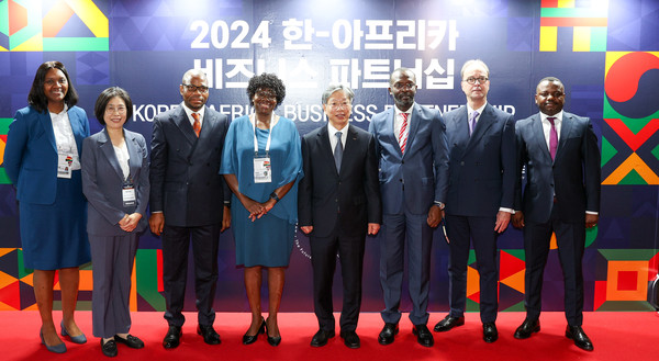 4일 서울 강남구 코엑스 인터컨티넨탈 호텔에서 열린 ‘한-아프리카 비즈니스 파트너십’에서 주요 참석 인사들이 기념 촬영을 하는 모습. 사진=대한무역투자진흥공사 제공
