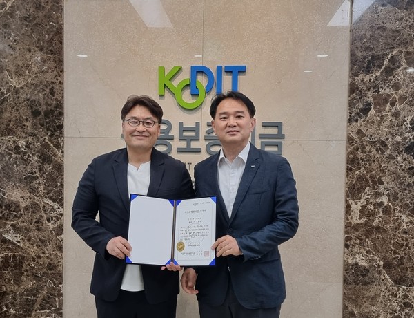 /사진 왼쪽=큐심플러스 노광석 대표 