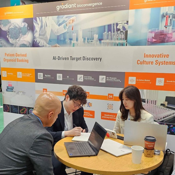 /사진=그래디언트 바이오컨버전스 이진근 대표(가운데) 및 관계자가 바이오 USA 2024에 참가해 자사 부스에서 관람객에게 혁신신약 타깃 발굴 플랫폼과 PDO 뱅킹 시스템을 소개하고 있다.