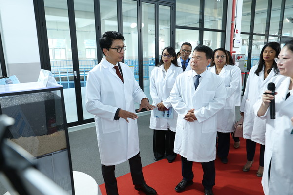 지난 5일 경기 화성시 한국수자원공사 인공지능(AI) 정수장에서 안드리 라주엘리나 마다가스카르 공화국 대통령(앞줄 왼쪽 첫번째)과 윤석대 한국수자원공사 사장(앞줄 왼쪽 두번째)이 정수처리 공정 등 정수장 운영현황을 청취하는 모습. 사진=한국수자원공사 제공