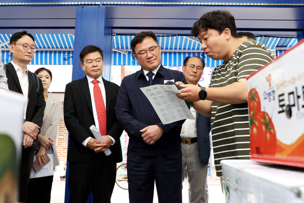 /사진=백원국 국토부 2차관(가운데)이 콜로세움 직원으로부터 '우리시장 빠른배송'에 대해 설명을 듣고 있다.