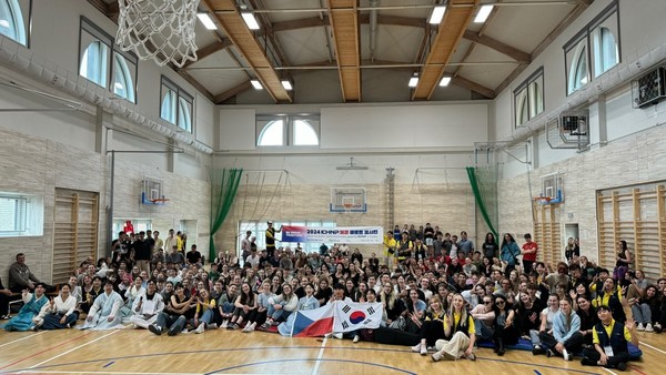 12일(현지시간) 체코 트레비치에서 한국수력원자력 체코 글로벌 봉사단과 체코 초·중등학교 학생들이 단체 기념 사진을 찍는 모습. 사진=한국수력원자력 제공