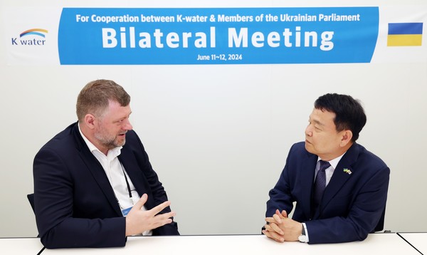 (왼쪽부터) 지난 11일부터 12일까지 독일 베를린에서 열린 우크라이나 재건회의 ‘URC 2024’에서 올렉산드르 코르니옌코 우크라이나 국회부의장과 윤석대 한국수자원공사 사장이 도시개발 및 물 분야 재건협력 구체화를 위한 면담을 갖는 모습. 사진=한국수자원공사 제공