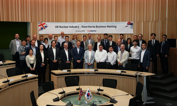 13일 두산에너빌리티 회의실에서 영국 원전산업계 14개 기업 대표단과 한국전력공사 등 관계자들이 단체 기념 사진을 찍는 모습. 사진=한국전력공사 제공