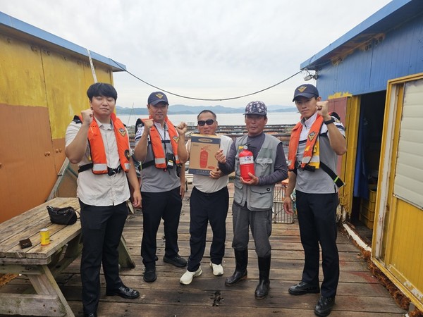 소화기 무료 배부 / 사진 = 완도해양경찰