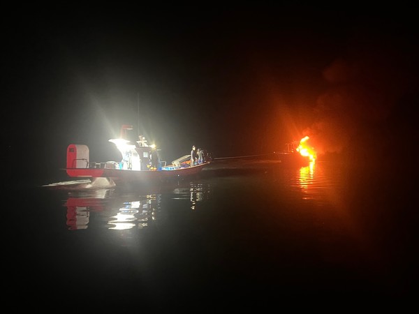 화재선박 화재 진압 / 사진 = 태안해양경찰