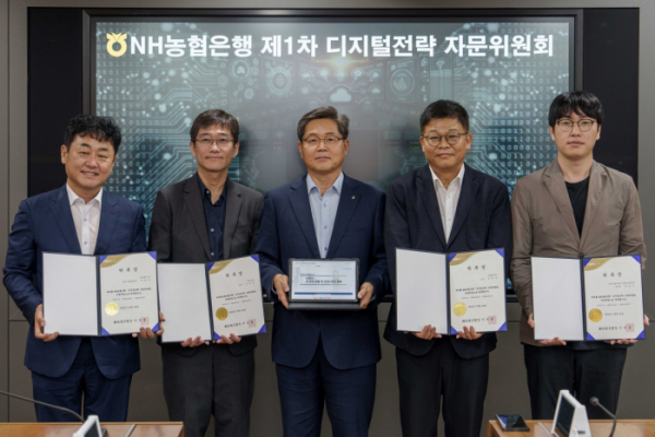 ▲24일 중구 소재 농협은행 본사에서 디지털전략 자문위원회를 출범하여 자문위원을 위촉하고, 기념사진을 촬영하고 있다.(왼쪽부터) 구태언 법무법인 린 테크 총괄변호사, 주재걸 카이스트 AI대학원 교수, 정재호 농협은행 디지털전략사업부문 부행장, 안현실 서울대학교 공학전문대학원 객원교수, 하정우 네이버클라우드 AI 이노베이션 센터장/사진제공=농협은행