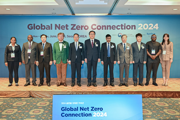 24일 서울 롯데호텔에서 개최된 온실가스 국제감축 행사 ‘2024 글로벌 넷제로(Net Zero) 커넥션’에서 정인교 산업통상자원부 통상교섭본부장(왼쪽 여섯번째), 유정열 대한무역투자진흥공사 사장(왼쪽 여덟번째) 및 주요 내빈 참석자들이 기념 사진을 찍는 모습. 사진=대한무역투자진흥공사