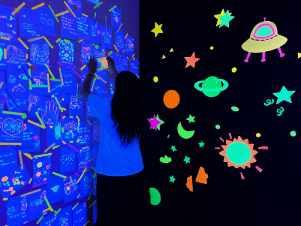 대전신세계에서 진행되는 체험 공간 '빛으로 그리는 상상' 전경. /사진=신세계백화점 제공