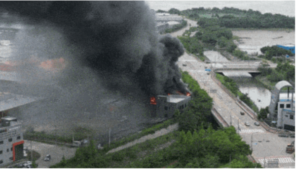 불이 난 화성 전곡산업단지내 공장/사딘=독자 박서진씨 제공/연합뉴스