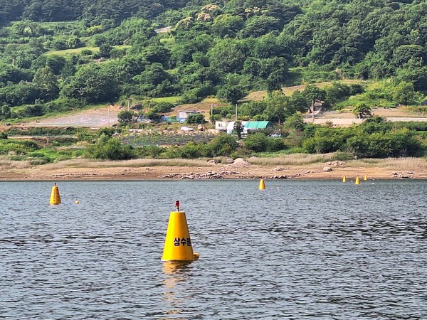 섬진강댐 상수원보호구역에 설치된 수상부표의 모습. 사진=한국수자원공사 제공