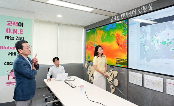 LG전자 조주완 CEO가 지난 9일 서울 마곡 LG사이언스파크 글로벌 컨택센터 상황실에서 해외 법인 산하 상담센터의 실시간 상황을 살피고 있다. /사진=LG전자 제공