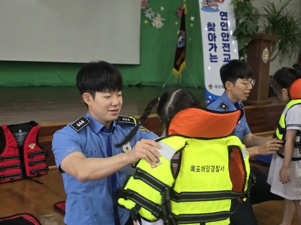 구명조끼 착용법 교육 / 사진 = 목포해양경찰