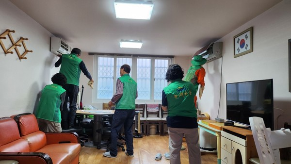 에어컨 청소 봉사 / 사진 = 여수시