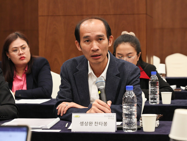 10일 서울 강서구 김포 롯데시티호텔에서 개최된 1:1 기업간담회에서 셍상완 찬타봉 라오스 공공사업교통부 민간항공국 부국장이 발언하는 모습. 사진=대한무역투자진흥공사 제공