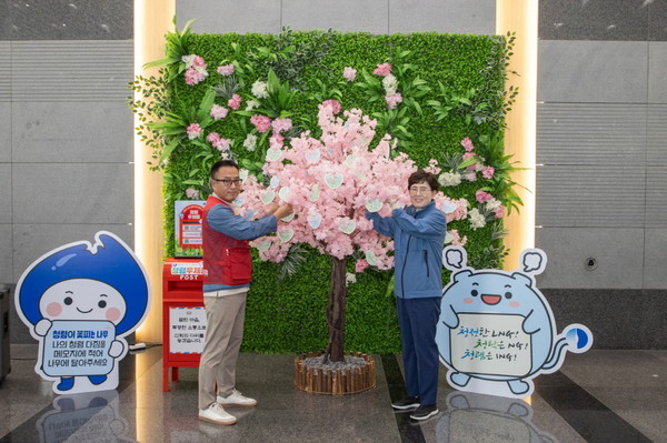 (왼쪽부터) 15일 한국가스공사 대구 본사에서 열린 ‘청렴 나무 및 청렴 우체통’ 설치 기념식에서 강정모 한국가스공사 노동조합 부지부장과 최연혜 한국가스공사 사장이 기념 사진을 찍는 모습. 사진=한국가스공사 제공