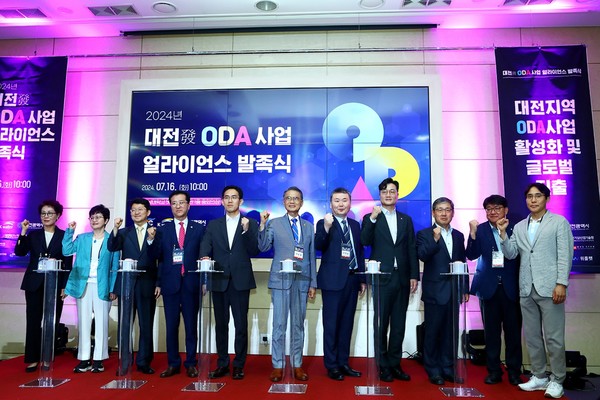 (왼쪽부터) 16일 대전 한남대학교에서 개최된 '대전발 국제개발협력 사업 얼라이언스’ 발족식에서 이정민 한국기상산업기술원 산업성장본부장, 백숙희 청주대학교 교수, 박영규 대전광역시 국제관계대사, 조원휘 대전광역시 시의회 의장, 장호종 대전광역시 대전경제과학부시장, 이승철 한남대학교 총장, 안정호 한국수자원공사 그린인프라부문장, 장철민 국회의원, 윤태용 대전국제개발협력센터장, 정호영 삼진정밀 대표, 차상훈 위플랫 대표가 기념 사진을 찍는 모습. 사진=한국수자원공사 제공