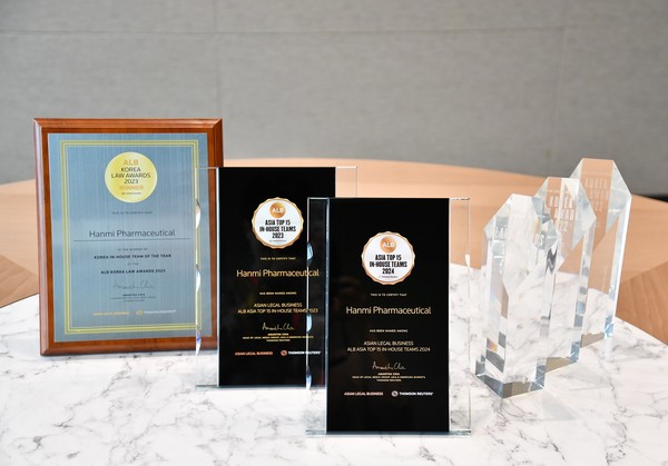한미약품 법무팀 수상 상패들. 왼쪽부터 2023 대한민국 올해의 법무팀, 2023 ‘아시아에서 가장 우수한 사내 법무팀 TOP 15, 2024 ‘아시아에서 가장 우수한 사내 법무팀 TOP 15, 2023 대한민국 올해의 법무팀, 2022 올해의 혁신 법무팀, 2022 올해의 ESG 분야 법무팀./사진=한미약품 제공