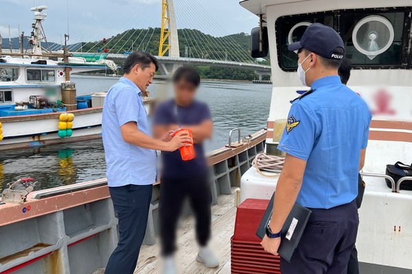 위성조난신호기 점검 / 사진 = 여수해양경찰