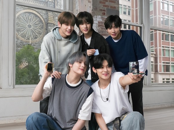 ▲ 갤럭시 앰배서더 투모로우바이투게더가 삼성전자 신제품 ‘갤럭시 Z 플립6’로 사진 촬영하는 모습