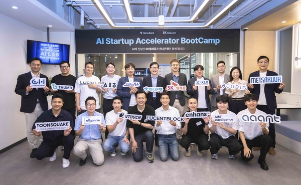 SK텔레콤과 하나금융그룹이 ‘AI 스타트업 엑셀러레이터2기’ 프로그램의 선발을 확정하고 발대식을 진행했다고 17일 밝혔다.  서울 코엑스에서 열린 발대식에서 강세원 SKT ESG추진 담당(뒷줄 오른쪽 다섯 번째)과 정재욱 하나은행 디지털신사업 본부장(뒷줄 오른쪽 여섯 번째)이 기념촬영을 하고 있는 모습.