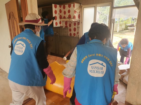 장마철 누수 노후주택 리모델링 봉사 / 사진 = 함평군