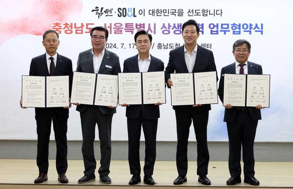 (오른쪽부터) 17일 개최된 '골드시티 2호 추진 업무협약' 체결식에서 김헌동 서울주택도시공사 사장과 오세훈 서울시장, 김태흠 충남도지사, 김동일 보령시장, 김병근 충남개발공사 사장이 기념 사진을 찍는 모습. 사진=서울주택도시공사 제공