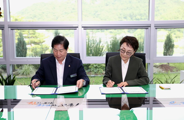 천경자 화백 차녀 김정희와 양해각서 체결 / 사진 = 고흥군