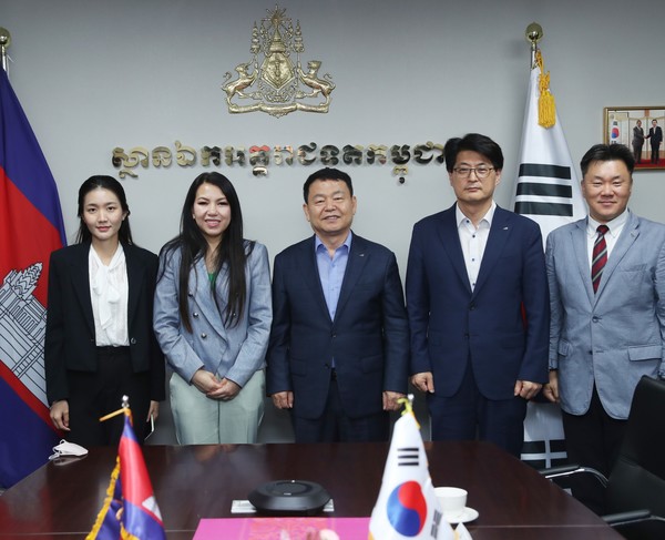 18일 주한캄보디아대사관에서 진행된 물·에너지·도시 협력 방안 면담에서 윤석대 한국수자원공사 사장(왼쪽 세번째)과 찌링 보퉁 랑세이(Chring Botumrangsay) 대사(왼쪽 두번째) 및 관계자들이 기념 사진을 찍는 모습. 사진=한국수자원공사 제공