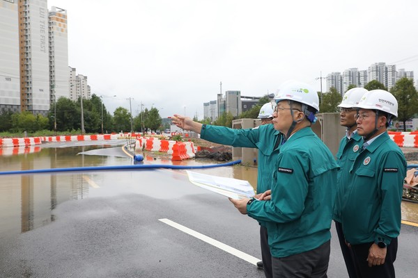 18일 이한준 한국토지주택공사 사장이 인천 서구 가정지구 현장을 방문해 집중호우 관련 긴급 현장 점검을 하는 모습. 사진=한국토지주택공사 제공