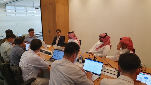 지난 16일 한국수자원공사가 사우디아라비아 현지에서 물 분야 협력 관계자들과 물관리 디지털트윈 플랫폼 구축 등 협력을 위한 논의를 갖는 모습. 사진=한국수자원공사 제공