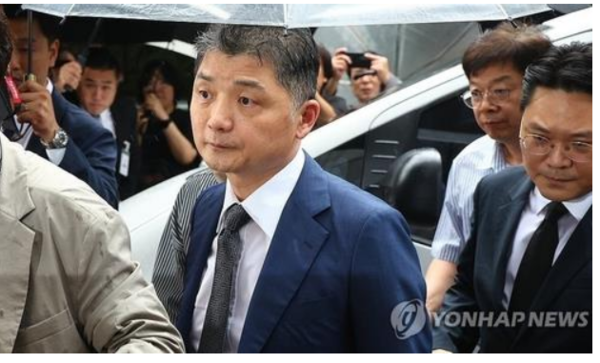 SM엔터테인먼트 시세 조종 의혹과 관련해 검찰 수사를 받아온 카카오 창업자 김범수 경영쇄신위원장이 22일 오후 서울 양천구 남부지방법원에서 구속 전 피의자 심문(영장실질심사)에 출석하고 있다. /사진=연합뉴스