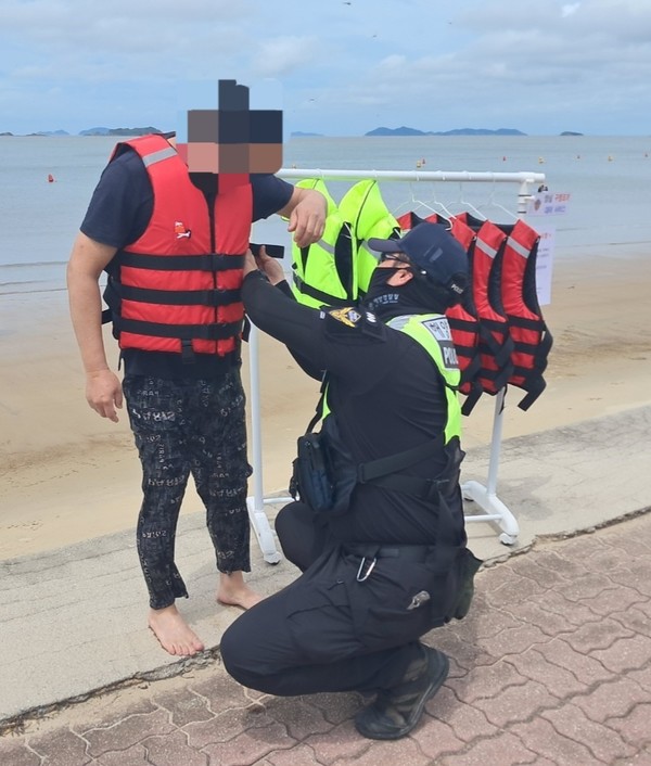 무료로 구명조끼 대여 / 사진 = 목포해양경찰