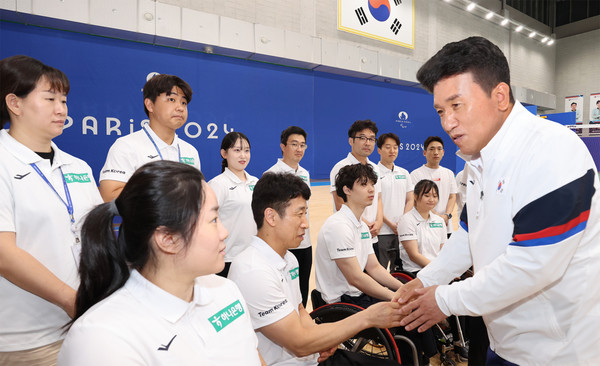 하나금융그룹은 지난 23일 오후 ‘대한장애인체육회 이천선수촌’을 방문해 ‘2024 파리 패럴림픽’에 참가하는 국가대표 선수단을 격려하고, 대한장애인체육회에 후원금을 전달했다. 사진은 이날 격려 행사에 참석한 함영주(오른쪽에서 첫 번째) 하나금융그룹 회장이 국가대표 배드민턴 선수단을 격려하는 모습./사진=하나금융그룹 제공