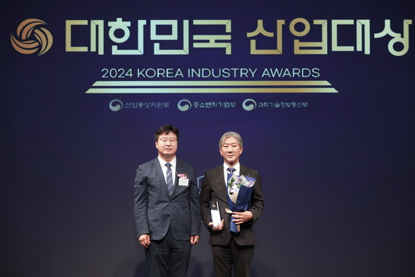 JW메리어트 동대문 스퀘어 서울에서 신명마루 권혁태 대표(우측)가 중소벤처기업부 김우순 국장으로부터 상장을 수여받는 모습. /사진=신명마루