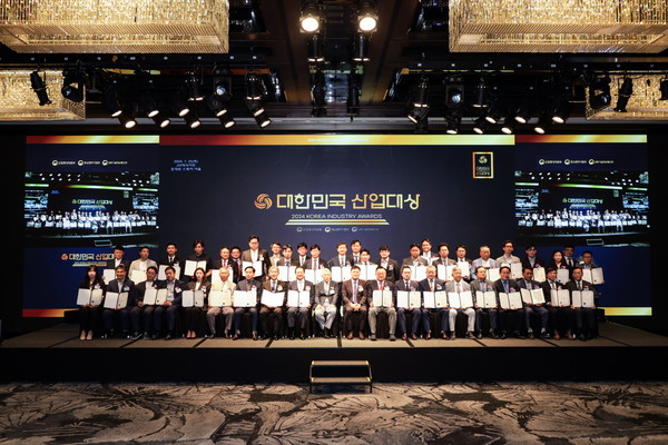 JW메리어트 동대문 스퀘어 서울에서 신명마루 권혁태 대표가 중소벤처기업부 장관상을 수여 후 단체사진 모습. /사진=신명마루