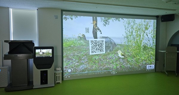 부산 사하구 육아종합지원센터 스크린에서 QR코드만 스캔하면 을숙도 새들을 생생하게 증강현실 시청 가능/사진=쓰리디뱅크