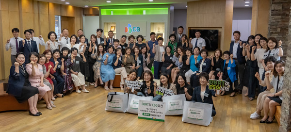지난 20일 경기도 광주시 DB인재개발원에서 우수영업가족 DBRT(DB Round Table) 50명이 키트를 제작하고 기념촬영을 하고있다./사진=DB손해보험