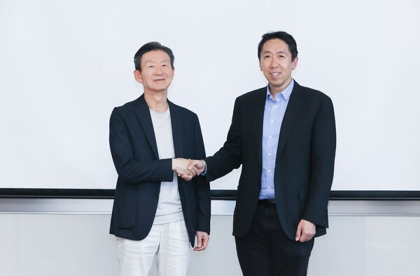 29일 오후 LG유플러스에서 만난 황현식 사장(왼쪽)과 앤드류 응 교수의 모습./사진=LG유플러스