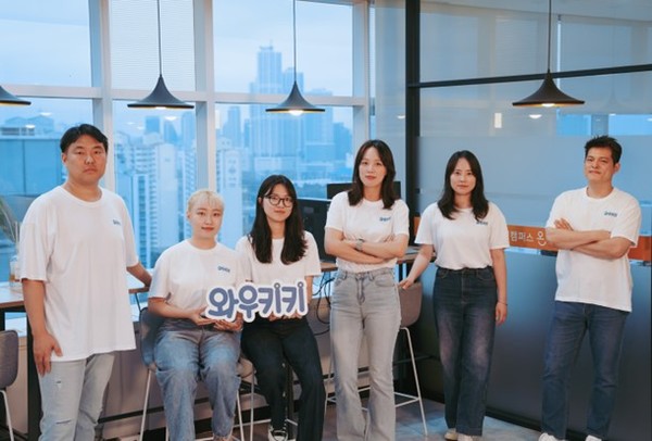 강예슬 대표(사진 왼쪽에서 네번째)를 포함한 와우키키 임직원의 모습/사진=와우키키