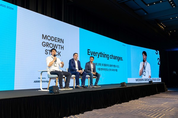 ▲에이비일팔공이 지난달 31일 코엑스에서 마케팅 컨퍼런스 ‘모던 그로스 스택 2024’을 진행했다. 왼쪽부터 남성필 에이비일팔공 대표, 맷 베넷(Matt Bennett) 앰플리튜드 APAC 부사장, 샤히드 니자미(Shahid Nizami) 브레이즈 APAC 부사장