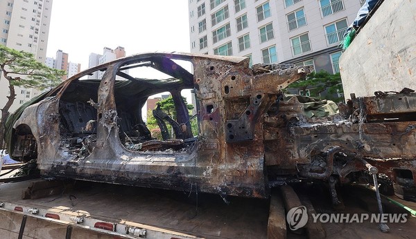 옮겨지는 화재 발생 전기차/사진=연합뉴스